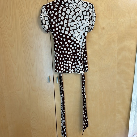 Diane von Furstenberg DVF "Jilda Top" Silk Jersey Short Sleeve Wrap Top sz 8 M - Picture 5 of 9